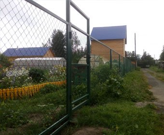 Секционный забор из сетки-рабицы Секционный забор из сетки-рабицы