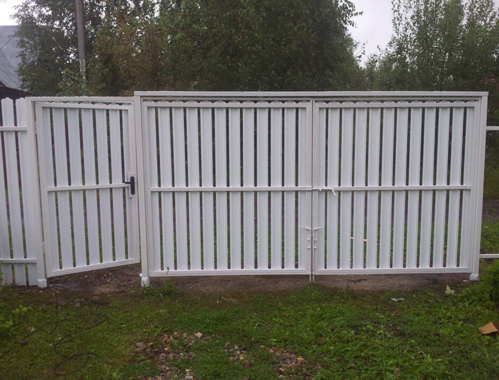 Белый забор из евроштакетника для частного дома